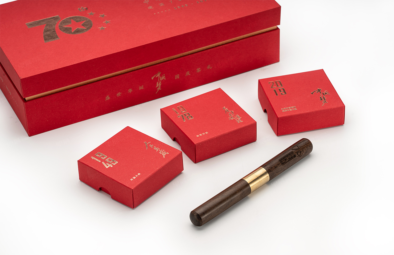 茶葉包裝設計,蘇州,無錫,常州,南通,泰州,張家港,江陰,太倉,昆山,常熟,靖江,如皋,海安,宜興,大熊手制建國70周年茶葉包裝設計,制作,公司